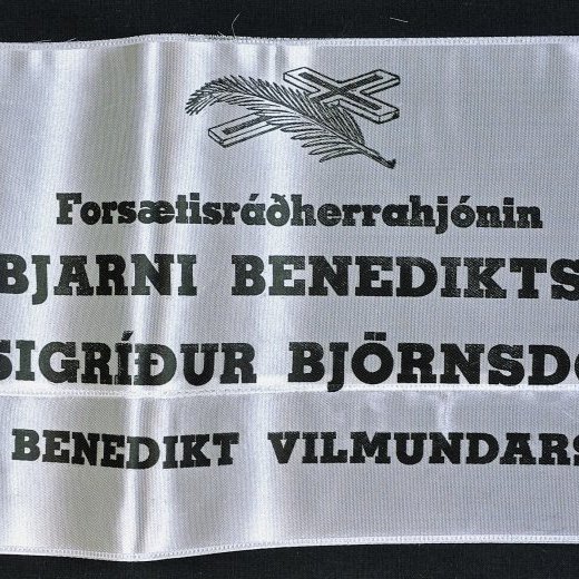 Borði 16: Forsetisráðherrahjónin, Dr. Bjarni Benediktsson, Frú Sigðríður Björnsdóttir, og Benedikt Vilmundarson. Hinzta kveðja, Sýslunefnd Strandasýslu.