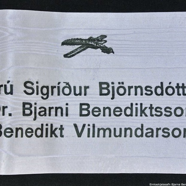 Borði 19: Frú Sigríður Björnsdóttir, Dr. Bjarni Benediktsson, Benedikt Vilmundarson. Kveðja, frá Bandalagi starfsmanna ríkis og bæja.