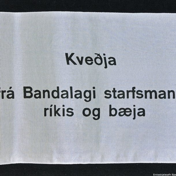 Borði 19: Frú Sigríður Björnsdóttir, Dr. Bjarni Benediktsson, Benedikt Vilmundarson. Kveðja, frá Bandalagi starfsmanna ríkis og bæja.