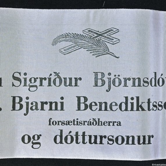 Borði 22: Frú Sigríður Björnsdóttir, Dr. Bjarni Benediktsson, forsætisráðherra, og dóttursonur. Vestmenn sakna vina, Blessun Guðs fylgi þeim, landi og lýð, Hinzta kveðja, frá Þjóðræknisfélagi Íslendinga í Vestuheimi, Winnipeg.