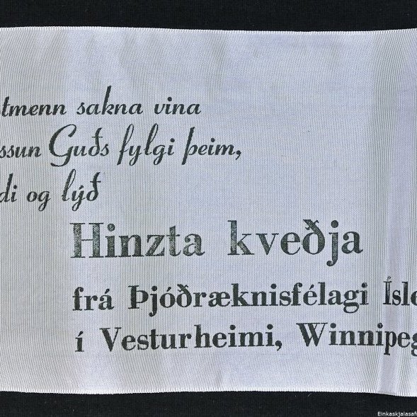 Borði 22: Frú Sigríður Björnsdóttir, Dr. Bjarni Benediktsson, forsætisráðherra, og dóttursonur. Vestmenn sakna vina, Blessun Guðs fylgi þeim, landi og lýð, Hinzta kveðja, frá Þjóðræknisfélagi Íslendinga í Vestuheimi, Winnipeg.