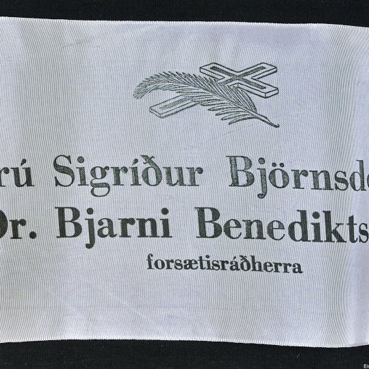 Borði 24: Frú Sigríður Björnsdóttir, Dr. Bjarni Benediktsson, forsætisráðherra. Hinzta kveðja, frá Hæstarétti Íslands.