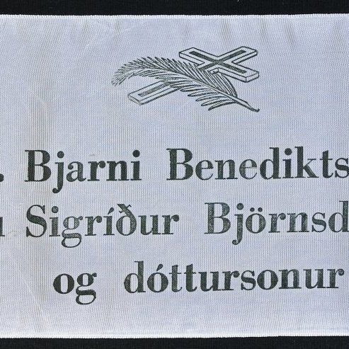 Borði 26: Dr. Bjarni Benediktsson, Frú Sigríður Björnsdóttir, og dóttursonur. Hinzta kveðja, Lögreglufélag Reykjavíkur.