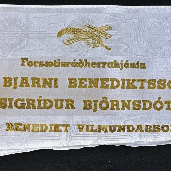 Borði 28: Forsætisráðherrahjónin, Dr. Bjarni Benediktsson, Frú Sigríður Björnsdóttir, og Benedikt Vilmundarson. From the Government of the United States of America.