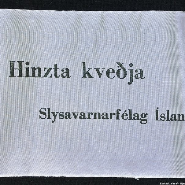Borði 29: Frú Sigríður Björnsdóttir, Dr. Bjarni Benediktsson, forsætisráðherra, og dóttursonur. Hinzta kveðja, Slysavarnarfélag Íslands.