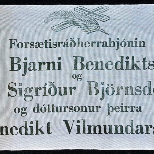 Borði 32: Forsætisráðherrahjónin, Dr. Bjarni Benediktsson, og, Frú Sigríður Björnsdóttir, og dóttursonur þeirra, Benedikt Vilmundarson.