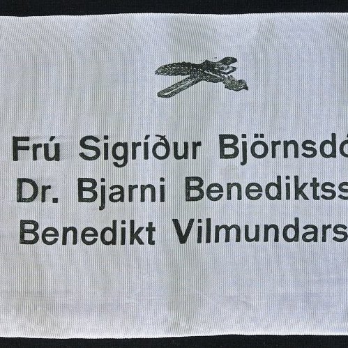 Borði 33: Frú Sigríður Björnsdóttir, Dr. Bjarni Benediktsson, Benedikt Vilmundarson. kveðja, Almenna bókafélagið.
