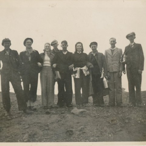 Myndin er merkt „úr Fjallstúni árið 1942.“ Sigurborg Hjaltadóttir er þriðja frá vinstri á myndinni. Sigurður Hjaltason fyrist frá hægri og Skúli Jónsson. Borgarskjalasafn Reykjavíkur. 