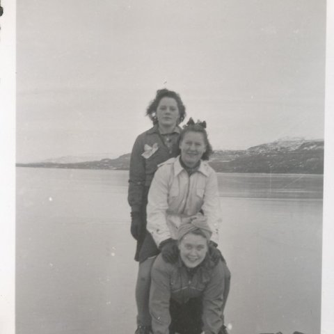 Fremst er Kristín Eiríksdóttir (Bjarnanesi), í miðið er Anna Þorgerður Benediktsdóttir (Kálfafell Suðursveit), aftast er Guðrún Margrét Árnadóttir (Bergholti í Bakkafirði).. Borgarskjalasafn Reykjavíkur.
