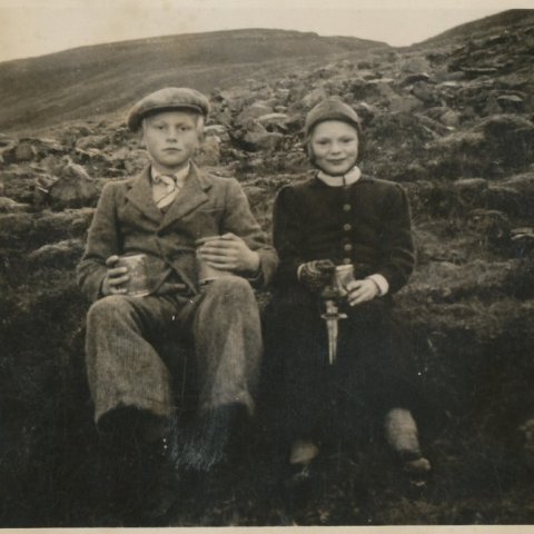 Helga Karlsdóttir til hægri. Þorleifur Hjaltason til vinstri. Borgarskjalasafn Reykjavíkur.