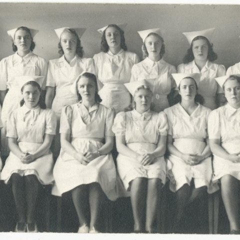 Stúlkur útskrifast frá Húsmæðraskólanum á Hallormsstað vorið 1945. Upptalningu stúlknanna má sjá á facebook síðu safnsins. Borgarskjalasafn Reykjavíkur. 