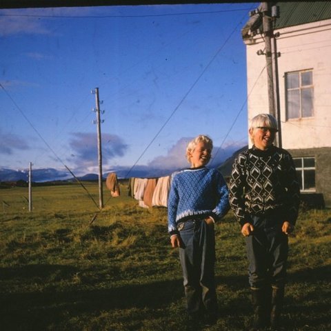 Tveir drengir við bæinn Hóla í Nesjahreppi. Eiríkur og Hjalti Egilssynir. Borgarskjalasafn Reykjavíkur.