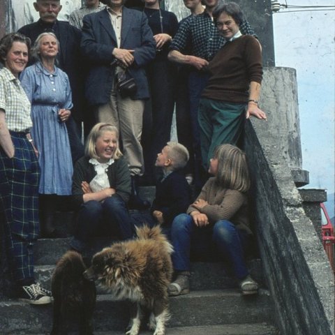 Fjörutíu árum síðar stillir fjölskyldan sér aftur upp í tröppunumheima. Myndin er tekin á áttunda áratugnum. Borgarskjalasafn Reykjavíkur.
