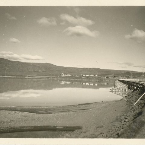 Lagarfljótsbrúin og bærinn Helgafell í baksýn. Borgarskjalasafn Reykjavíkur. 