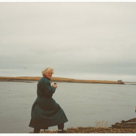 Sigurborg er í Álaugarey á Höfn. Í baksýn er Miklaey. Borgarskjalasafn Reykjavíkur. 