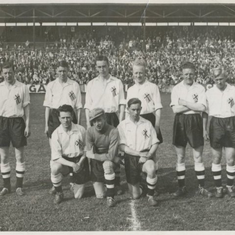 Hópur Íslendinga spilaði við Þýskaland í 18. ágúst árið 1935 í Dresden. Hans Kragh er annar frá vinstri í efri röð. Sigurðru Halldórsson verslunarstjóri (1910-1982) þriðji frá vinstri. Borgarskjalasafn Reykjavíkur. 