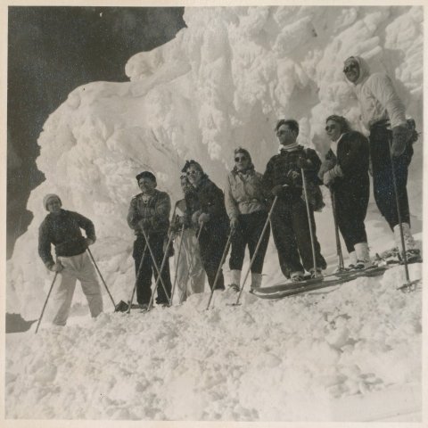 Þriðji frá vinstri er Björgvin Ólafsson tæknifræðingur (f. 1921-2012). Borgarskjalasafn Reykjavíkur. 