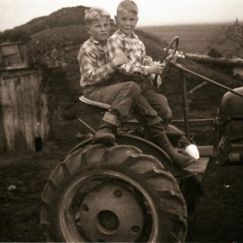 Bræðurnir Stefán (f.1947) og Tómas (f. 1950) Bergssynir í sveit á bænum Vatnahverfi rétt utan Blönduós. Ábúendur þar voru Rögnvaldur Ámundason(1906-1979) og Sigrún Jónsdóttir (1904-1996) Myndin er sennilega tekin 1958.  Borgarskjalasafn Reykjavíkur. 