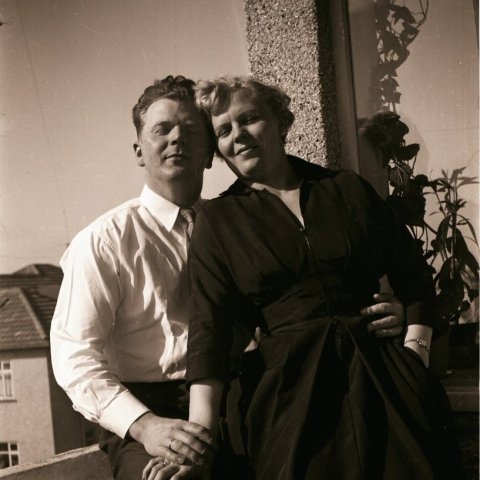 Myndin tekin á svölunum heima hjá Hólmfríði og Hans. Erlendur Ó. Jónsson (1923-2004) og eiginkona hans Ásta M. Jónsdóttir (1927-2009) Borgarskjalasafn Reykjavíkur. 
