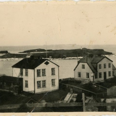 Kúldshús til hægri. Prestshús til vinstri, Stykkishólmi. Borgarskjalasafn Reykjavíkur.