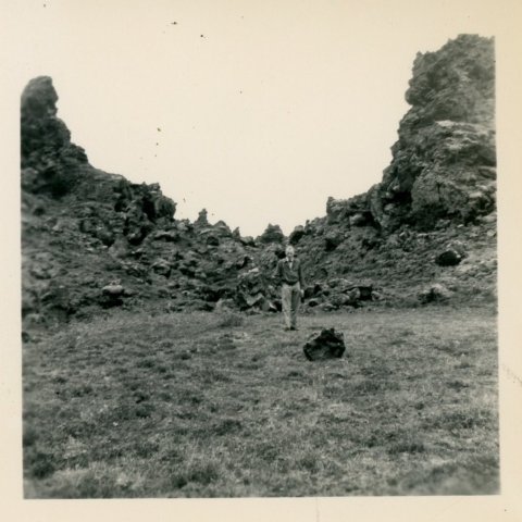 Maður í hrauni. Borgarskjalasafn Reykjavíkur.