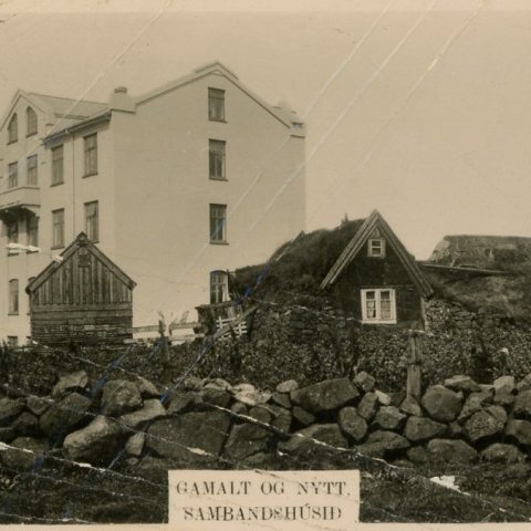 Sambandshúsið Sölvhólsgötu til vinstri og torfbærinn Sölvhóll til hægri. Borgarskjalasafn Reykjavíkur.