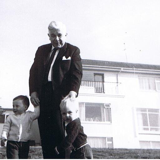 Á göngu í garðinum í Háuhlíð með dætrasonunum Benedikt Vilmundarsyni og Bjarna Markússyni