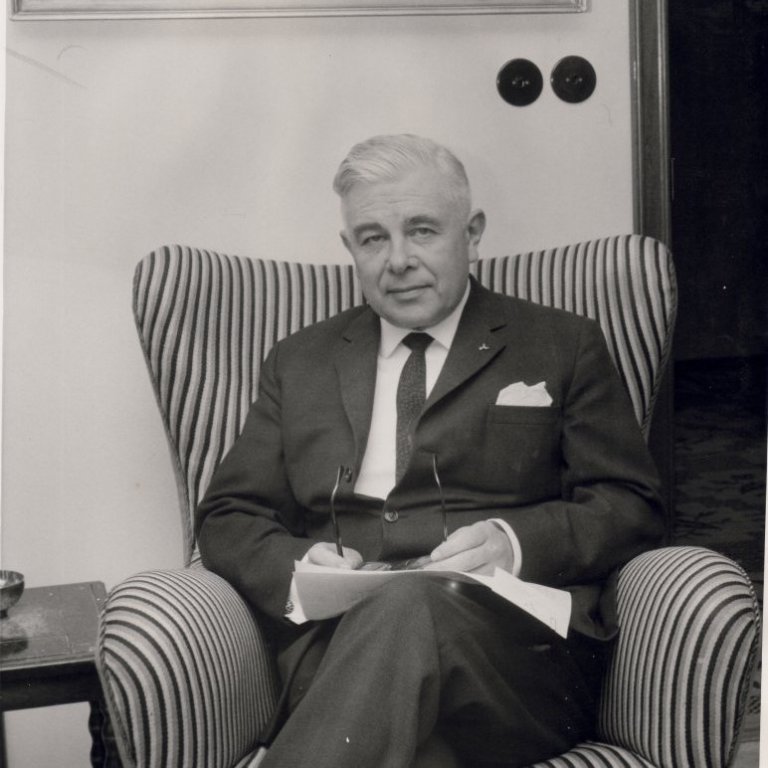 Bjarni Benediktsson heima fyrir (Ljósmyndari Ólafur K Magnússon © Einkaskjalasafn Bjarna Benediktssonar)