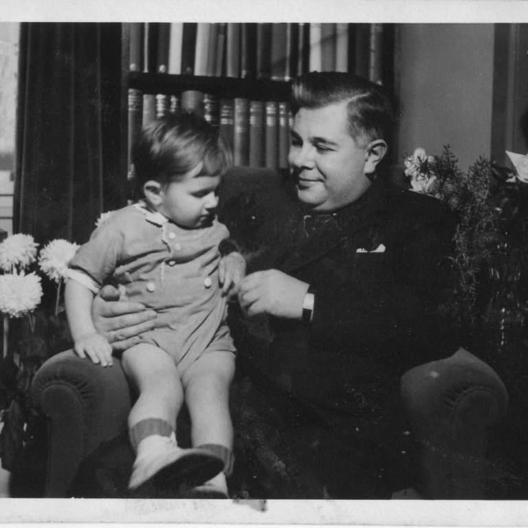 Bjarni með frumburðinn og einkasoninn Björn (Ljósmyndari óþekktur © Einkaskjalasafn Bjarna Benediktssonar)