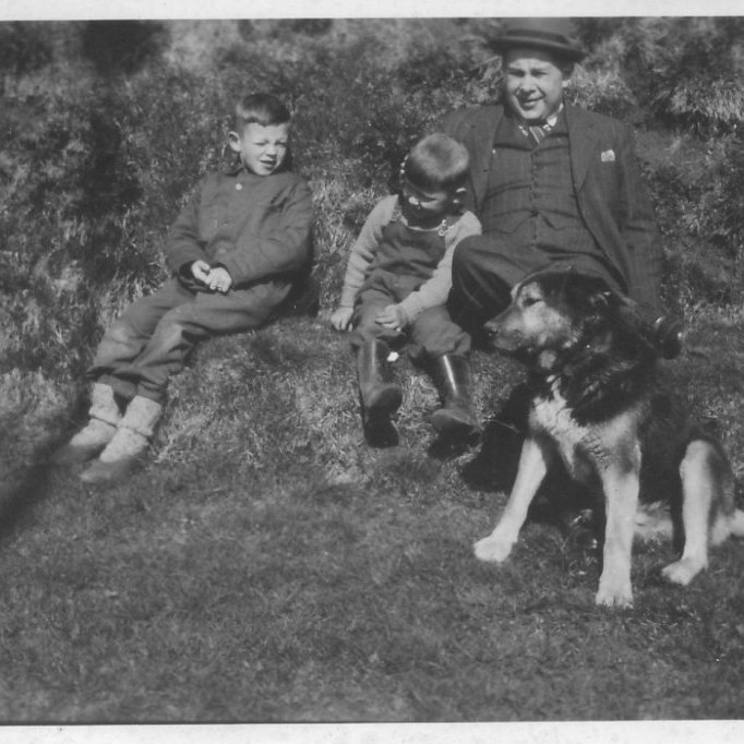Bjarni með tveimur drengjum og hundi