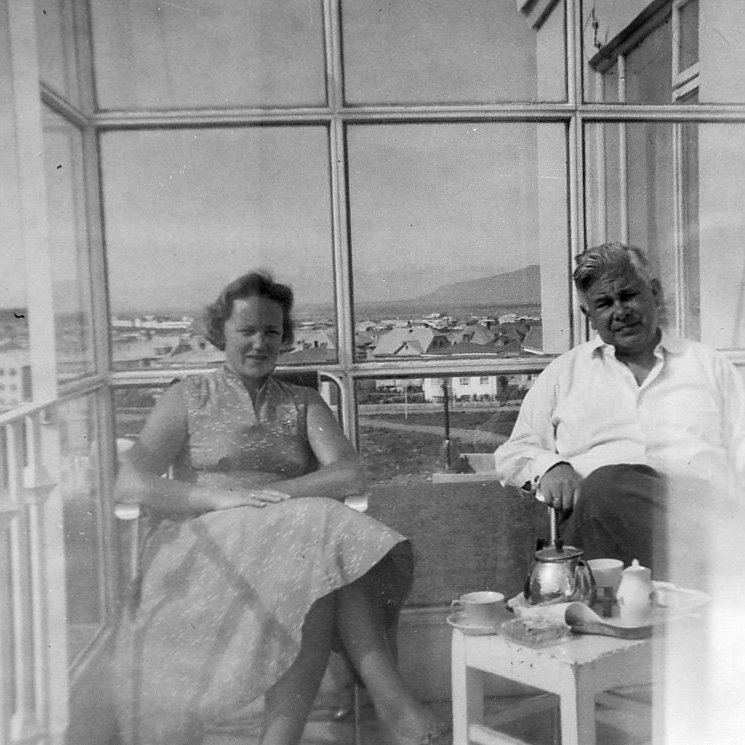 Bjarni og Sigríður á svölum  Háuhlíðar 1956-1958