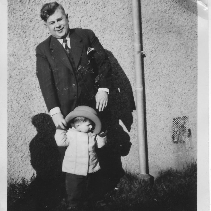 Björn Bjarnason mátar hatt föður síns (Ljósmyndari óþekktur © Einkaskjalasafn Bjarna Benediktssonar)