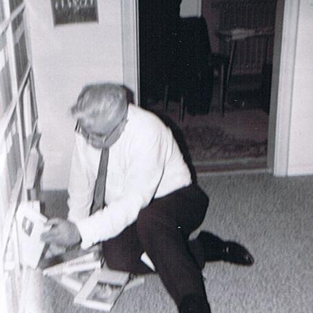 Bókum raðað í Háuhlíð