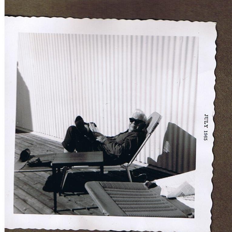 Lesið í sólinni á Þingvöllum