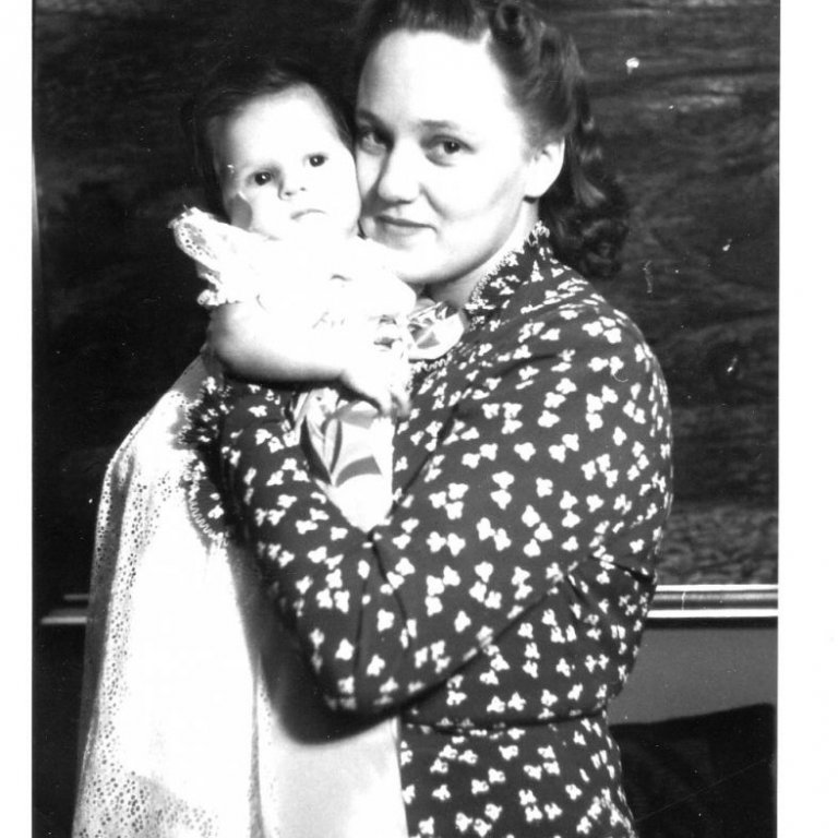 Sigríður með frumburðinn Björn (Ljósmyndari óþekktur © Einkasafn Björns Bjarnasonar)