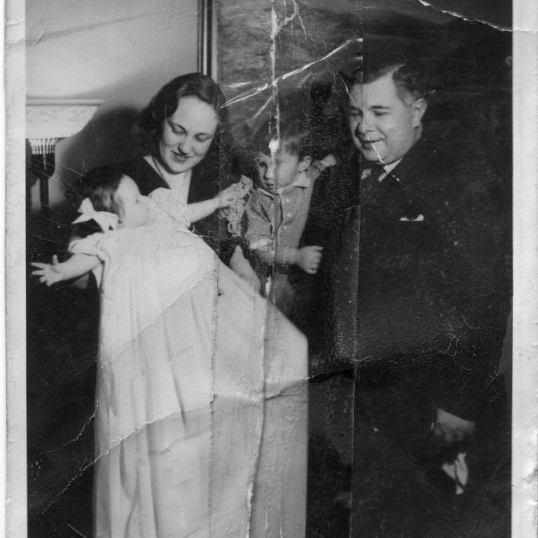 Skírn Guðrúnar Bjarnadóttur 1946 - Björn er einnig með á myndinni (Ljósmyndari óþekktur © Einkaskjalasafn Bjarna Benediktssonar)