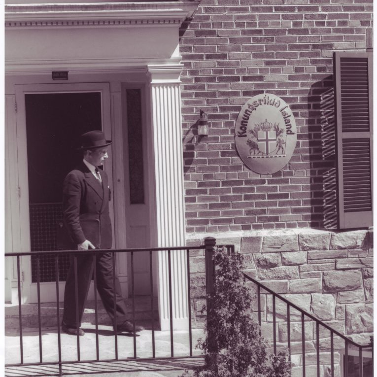 Um 1943. Thor Thors sendiherra fyrir utan sendiráð Konungsríkisins Íslands.