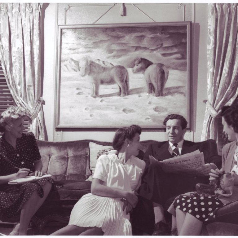 Um 1943. Thor Thors, Margrét Thors og Ágústa Ingólfsdóttir Thors á heimili sendiherrahjónanna í Washington. Konan yst til vinstri er bandarískur blaðamaður.