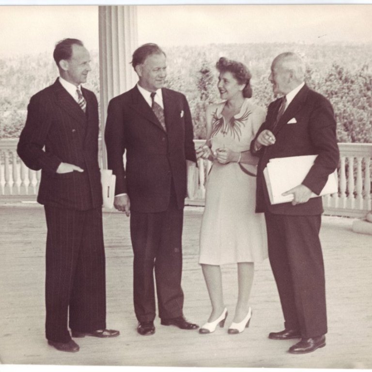 1944. Á stofnfundi Alþjóðabankans og Alþjóðagjaldeyrissjóðsins  í Bretton Woods, frá vinstri: Svanbjörn Frímansson, Ásgeir Ásgeirsson, Marta Thors og Magnús Sigurðsson bankastjóri.
