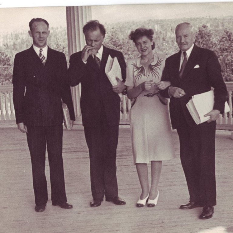 1944. Á stofnfundi Alþjóðabankans og Alþjóðagjaldeyrissjóðsins  í Bretton Woods, frá vinstri: Svanbjörn Frímansson, Ásgeir Ásgeirsson, Marta Thors og Magnús Sigurðsson bankastjóri.
