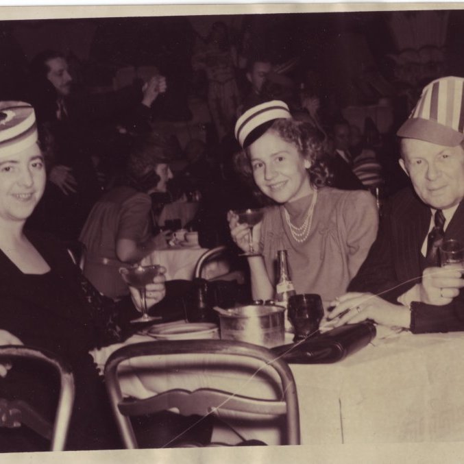 Um 1942. Áramótagleði í Washington, Helga og Ólafur Johnson og Marta Thors (á milli þeirra).