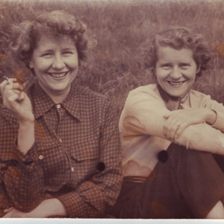 Um 1956. Systurnar Marta og Ingibjörg Thors.