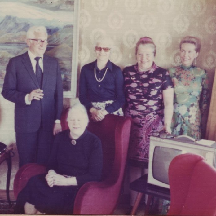 Um 1975. Ingibjörg Thors (sitjandi) með börnum sínum og tengdadóttur. Frá vinstri: Thor Ó. Thors, Ingibjörg Gíslason, Margrét Thors, Stefanía Bjarnadóttir Thors.