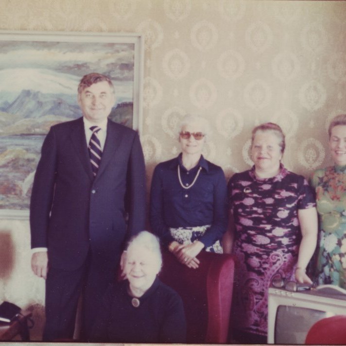 Um 1975. Ingibjörg Thors (sitjandi) með börnum sínum og tengdabörnum. Frá vinstri: Þorsteinn Gíslason, Ingibjörg Gíslason, Margrét Thors, Stefanía Bjarnadóttir Thors.