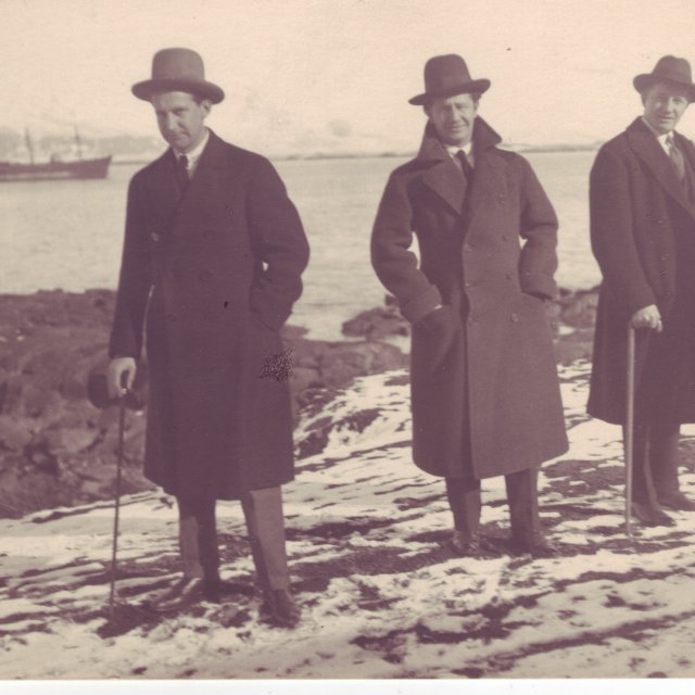 Bræðurnir Haukur, Ólafur og Richard Thors við Skúlagötu.