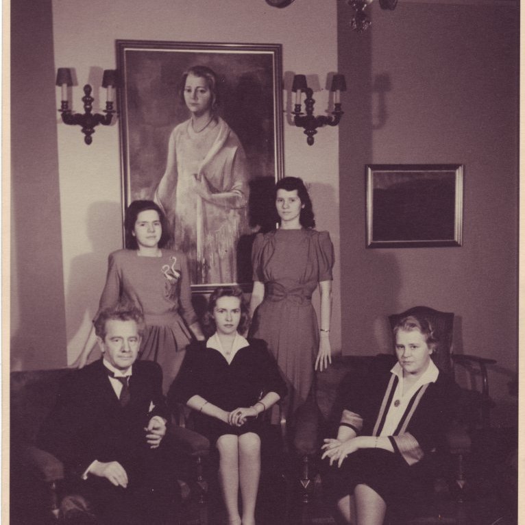 Framan við málverk Gunnlaugs Blöndals af Ingibjörgu Thors í dagstofunni að Garðastræti 41, Ólafur og Ingibjörg Thors, milli þeirra situr tengdadóttirin Stefanía Bjarnadóttir, en systurnar Margrét og Ingibjörg standa.