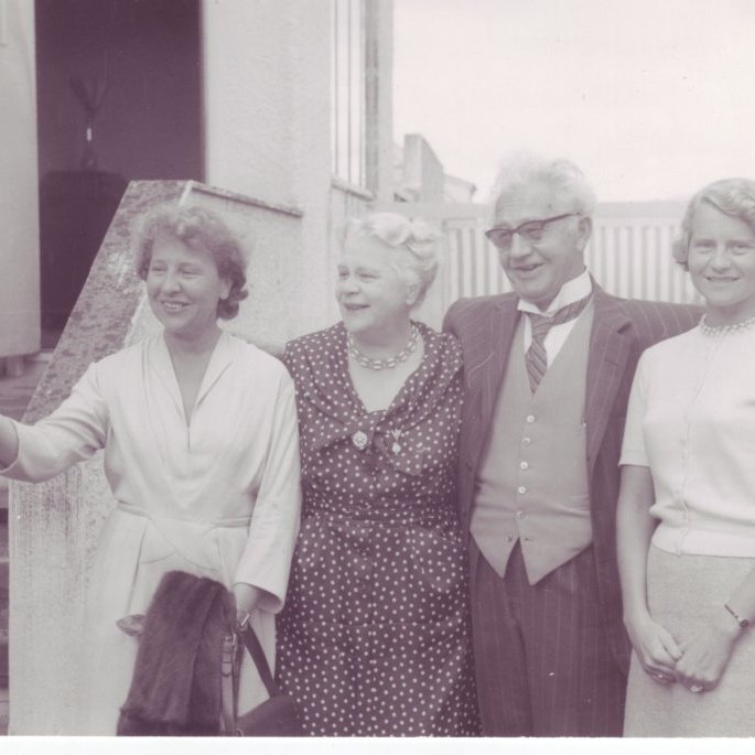 Í garðinum á Garðastræti 41 um 1957. Ólafur og Ingibjörg Thors með dætrum sínum, Mörtu (t.v.) og Ingibjörgu.