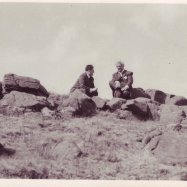 Ólafur Thors og Pétur Benediktsson ræðast við á steini.