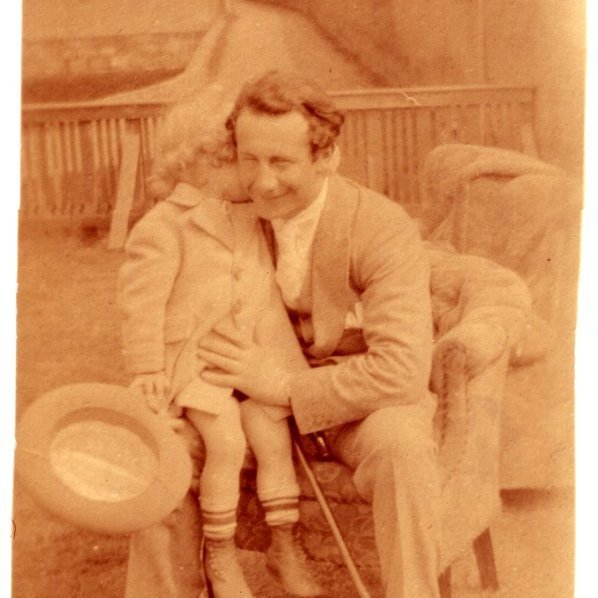 Um 1919. Ólafur Thors með Thorsa son sinn í garðinum við Grundarstíg 24.