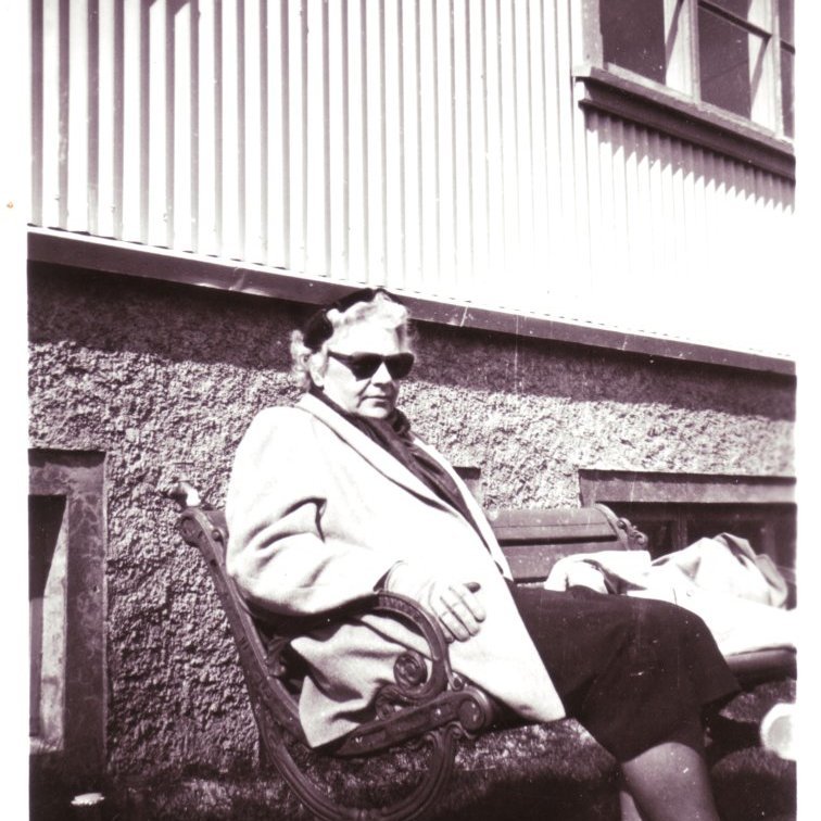 Um 1960. Ingibjörg Indriðadóttir Thors við Lágafell.